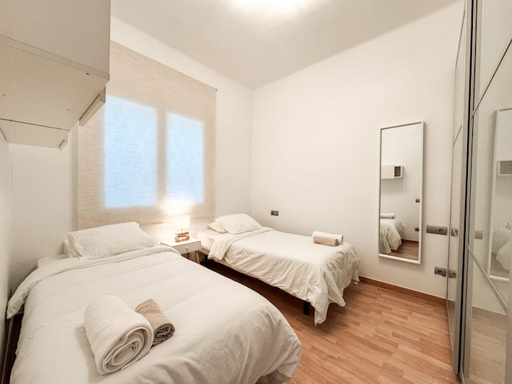 “เป็นการเข้าพักที่ยอดเยี่ยมเหมาะสำหรับการเดินทางกับเพื่อนๆที่ตั้งของบ้านอยู่ใกล้กับสถานีรถไฟใต้ดินและซากราดาแฟมิเลียมีร้านอาหารมากมายอยู่ใกล้ๆและชีวิตก็สะดวกมาก ”~ ★★★★★