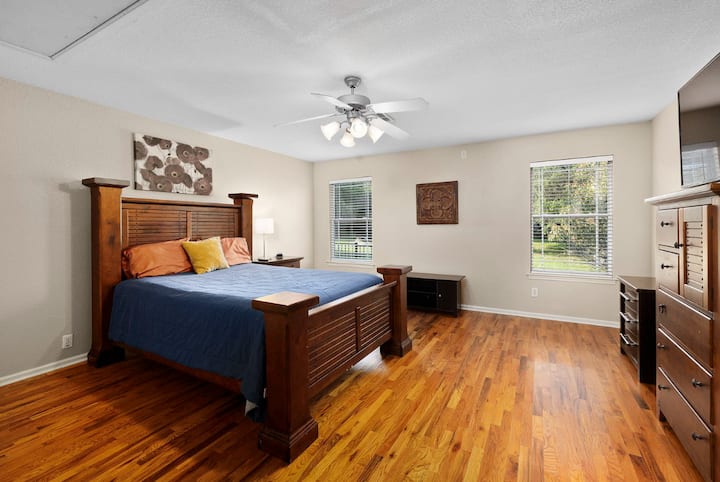 ห้องนอนขนาดใหญ่ชั้นล่าง