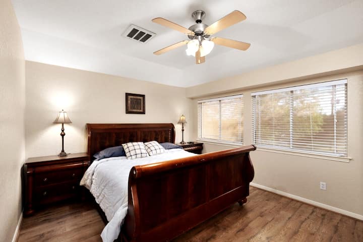 ห้องนอนใหญ่พร้อมเตียงคิงไซส์