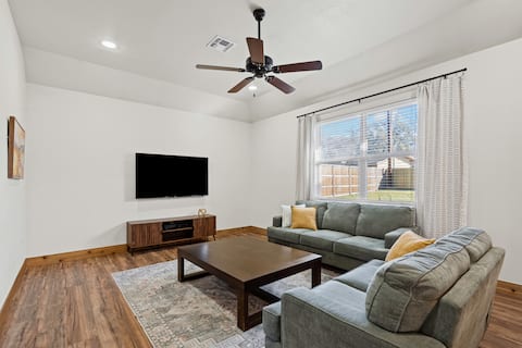 Top Airbnb: Walk to the Square - Highland Hideaway in Granbury