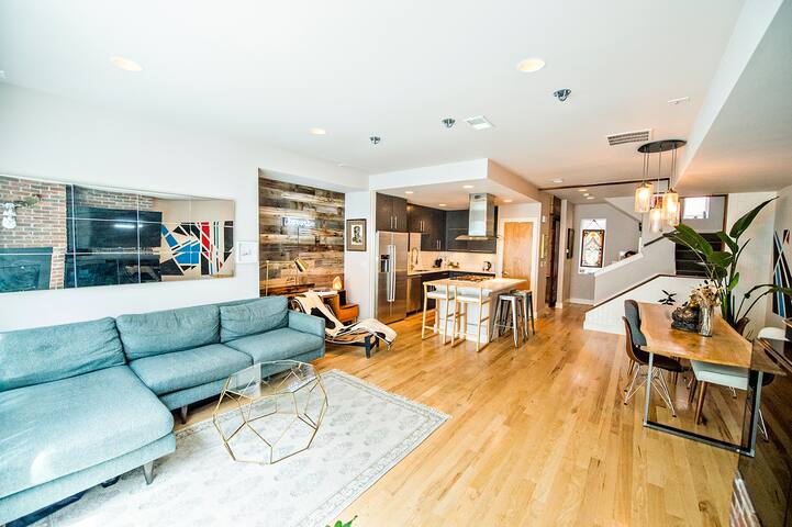 Modern 3-Story Sanctuary w/ Private roof Oasis gallery image 4