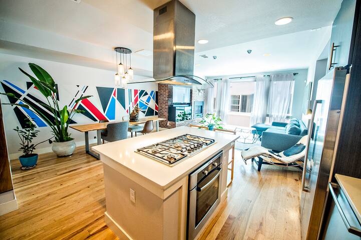 Modern 3-Story Sanctuary w/ Private roof Oasis gallery image 5