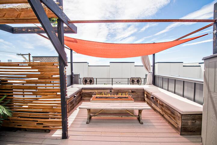 Modern 3-Story Sanctuary w/ Private roof Oasis gallery image 2