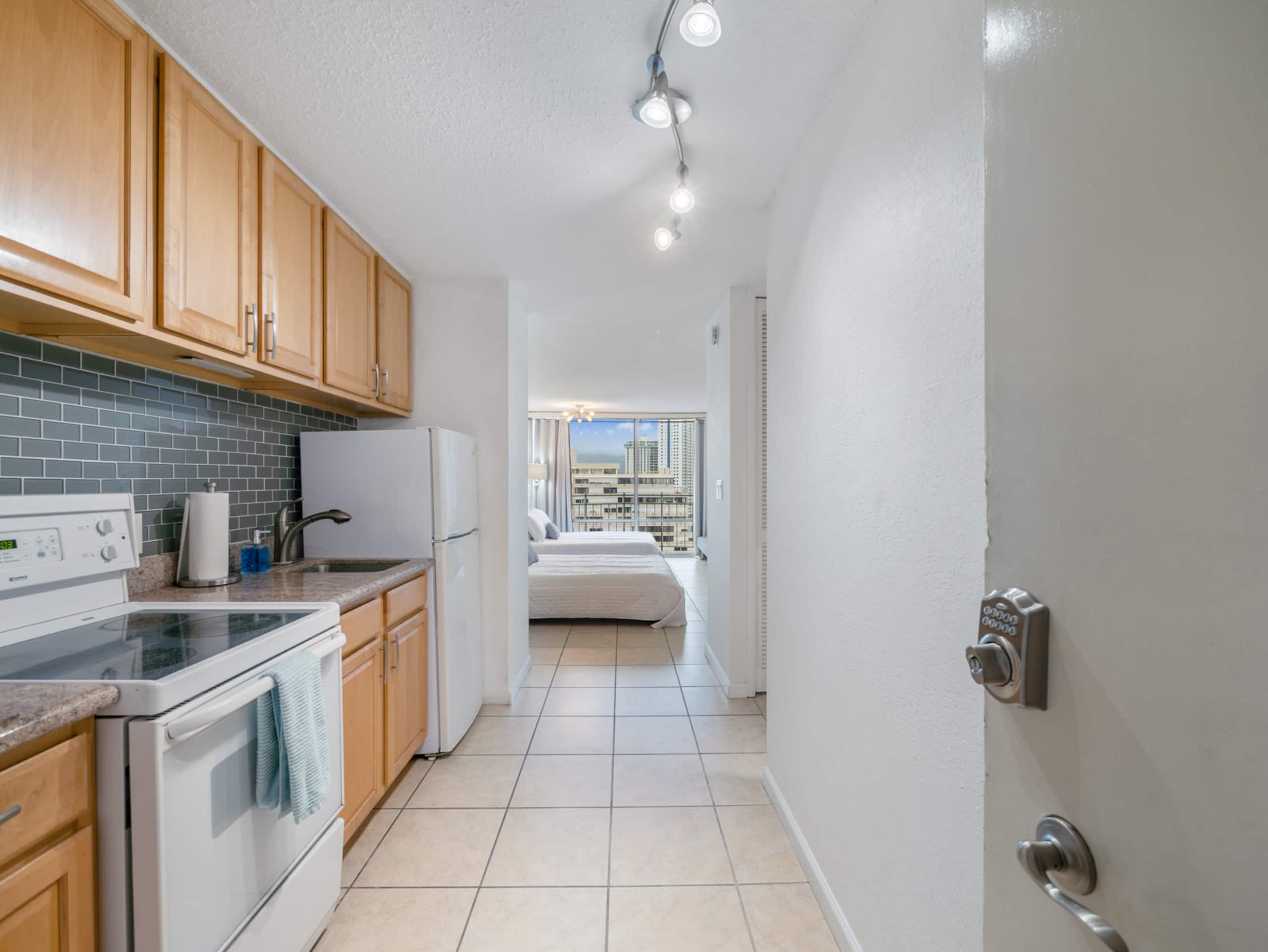 Studio with Full Kitchen at Ilikai Marina - Image 5