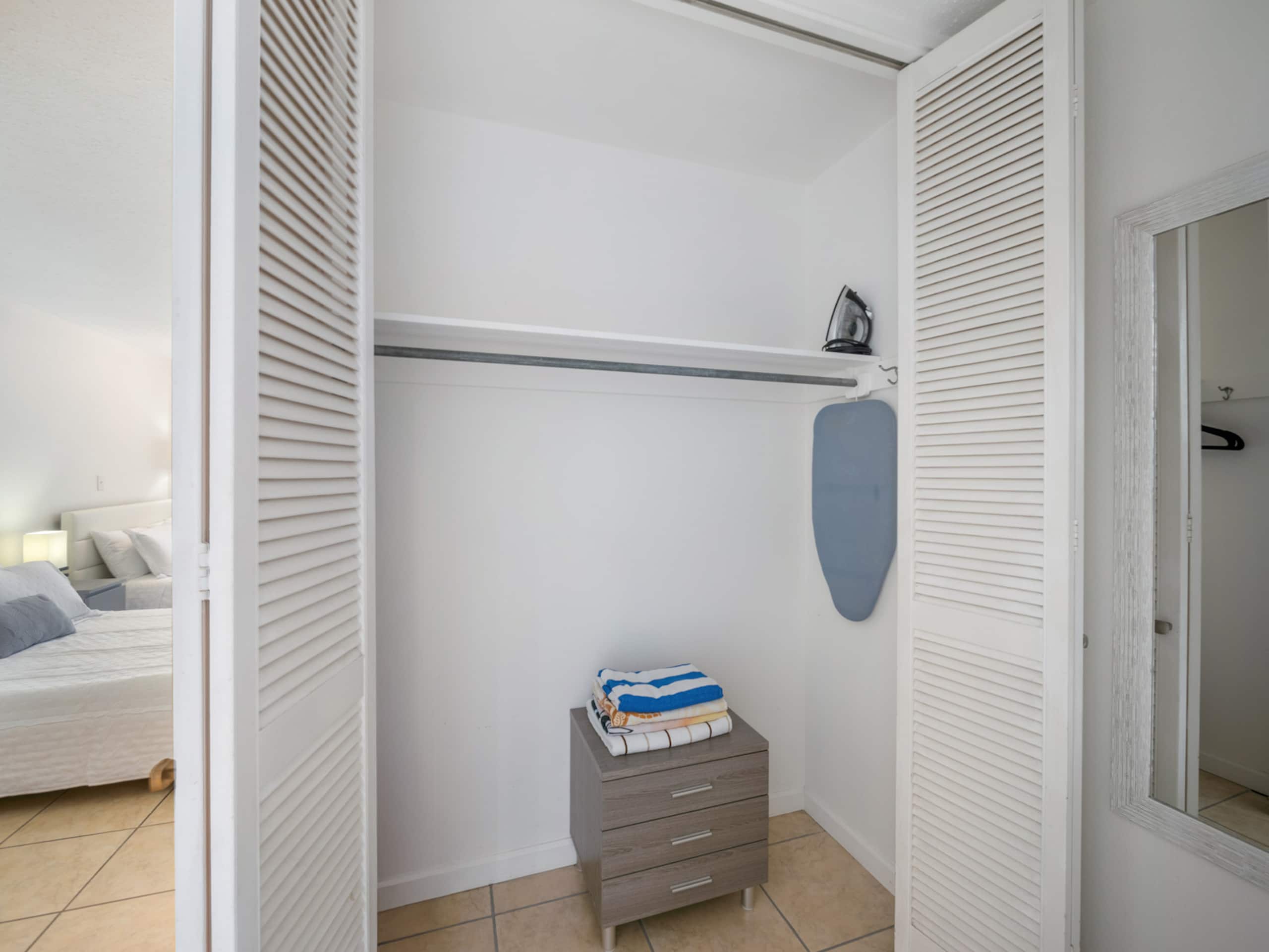 Studio with Full Kitchen at Ilikai Marina - Image 20