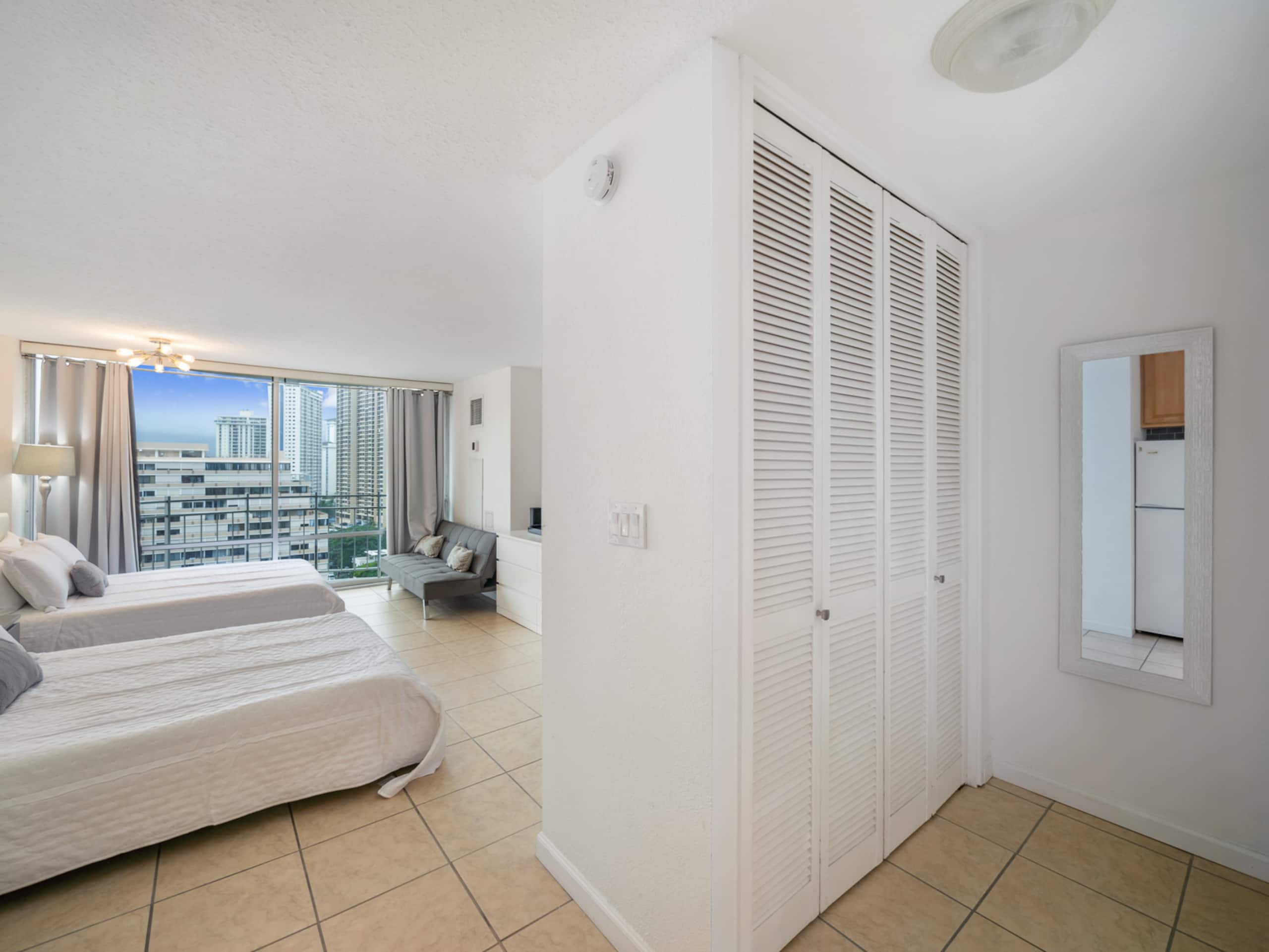 Studio with Full Kitchen at Ilikai Marina - Image 19