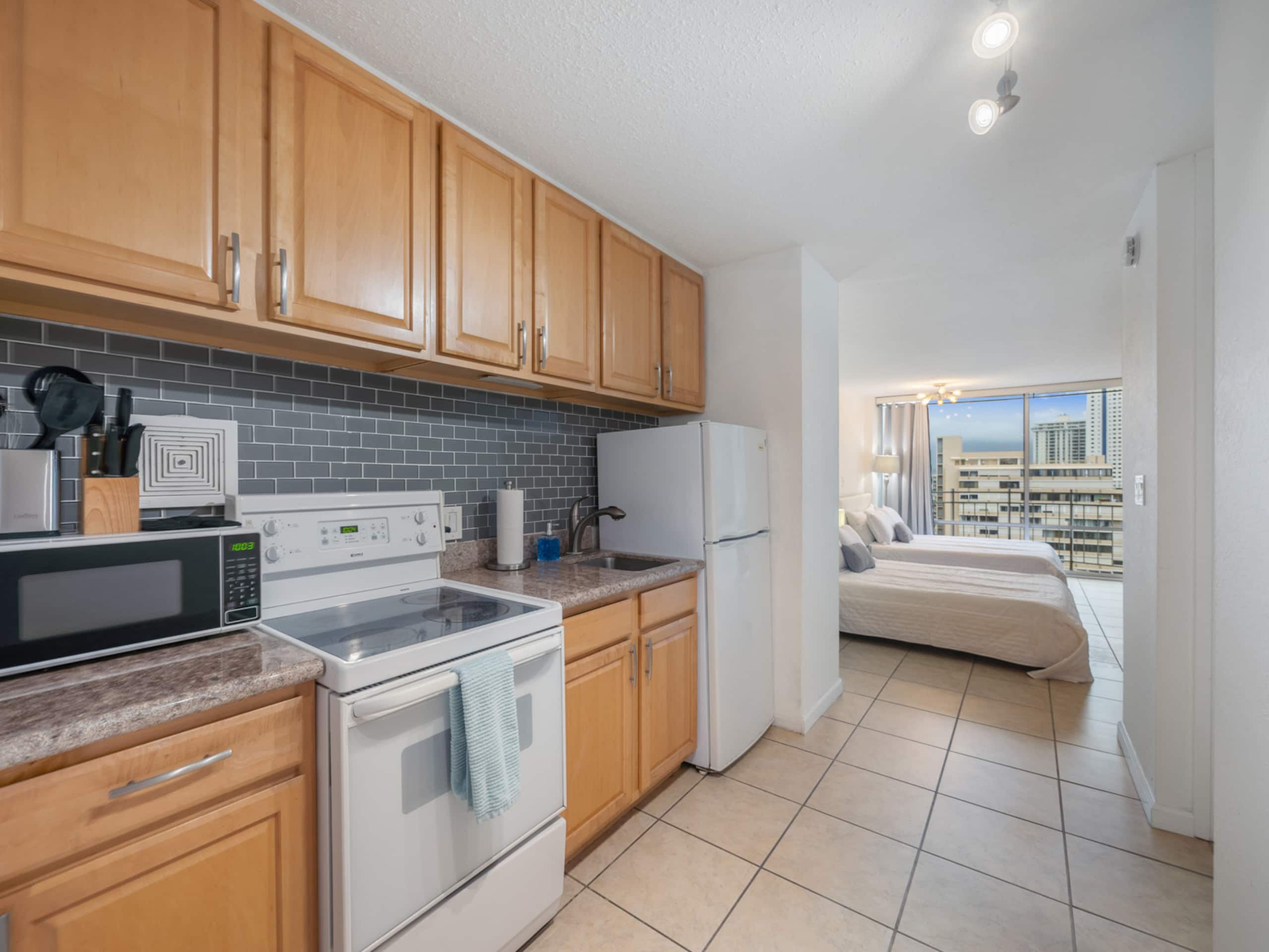 Studio with Full Kitchen at Ilikai Marina - Image 4