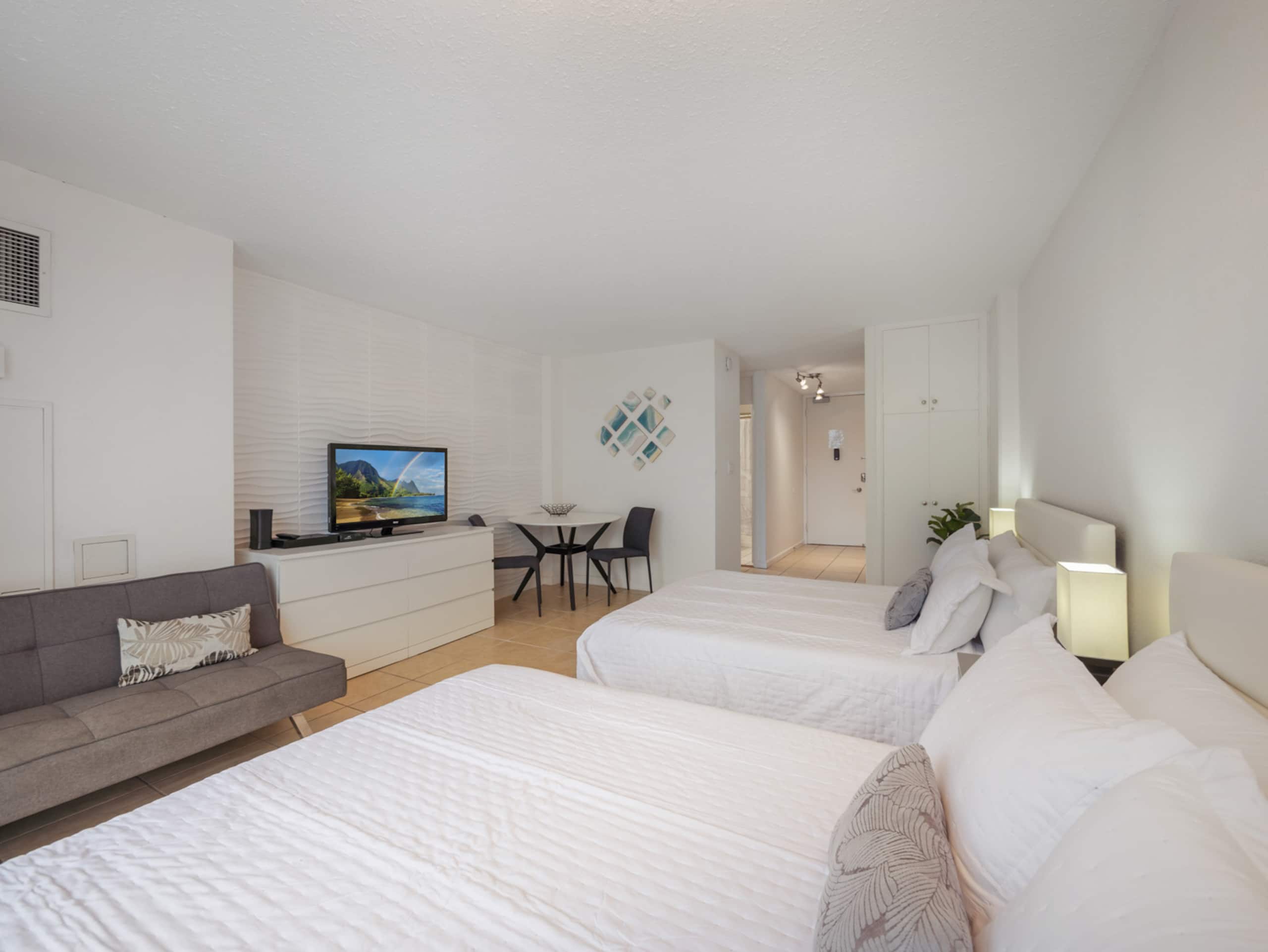 Studio with Full Kitchen at Ilikai Marina - Image 14