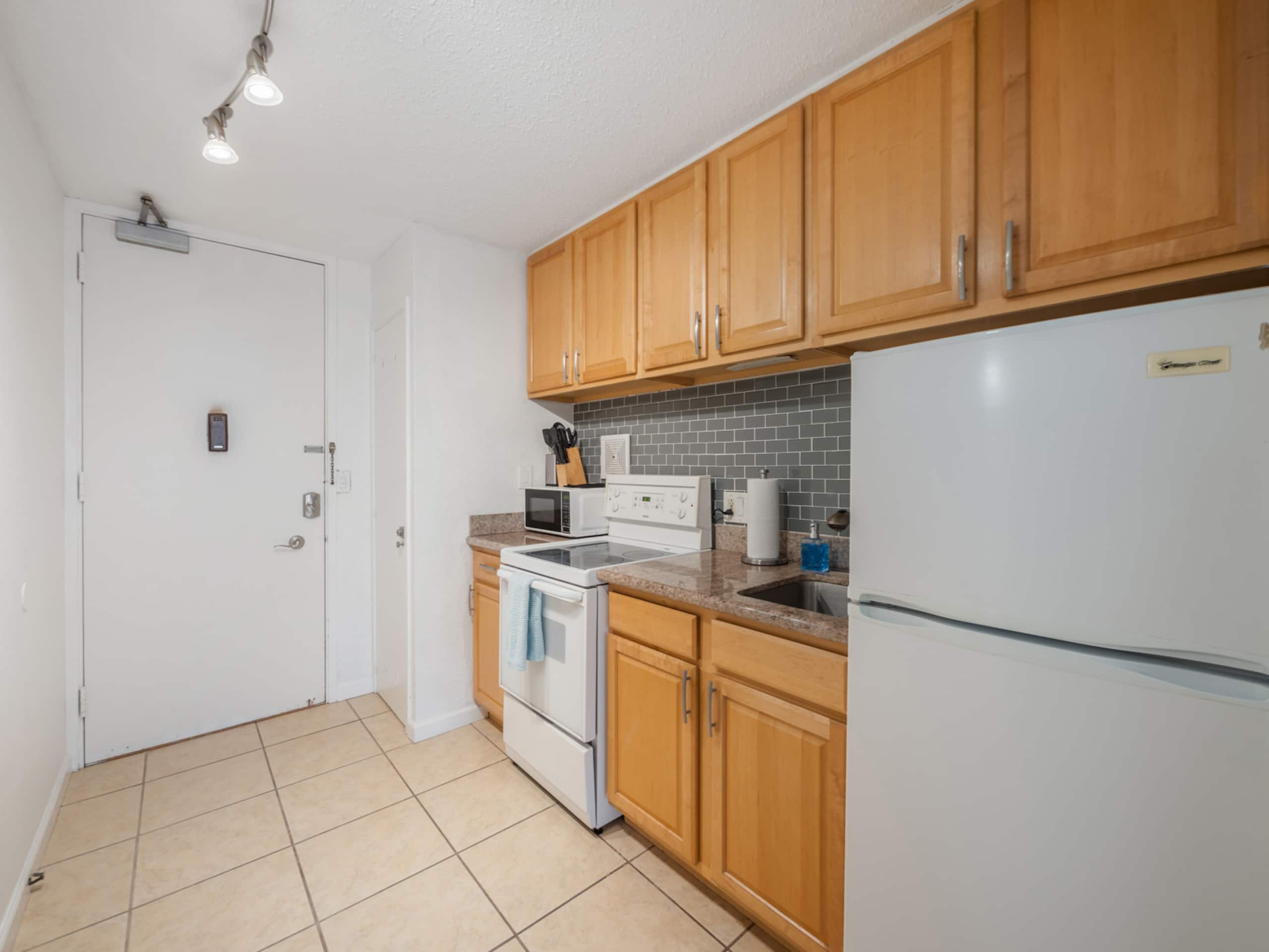 Studio with Full Kitchen at Ilikai Marina - Image 2