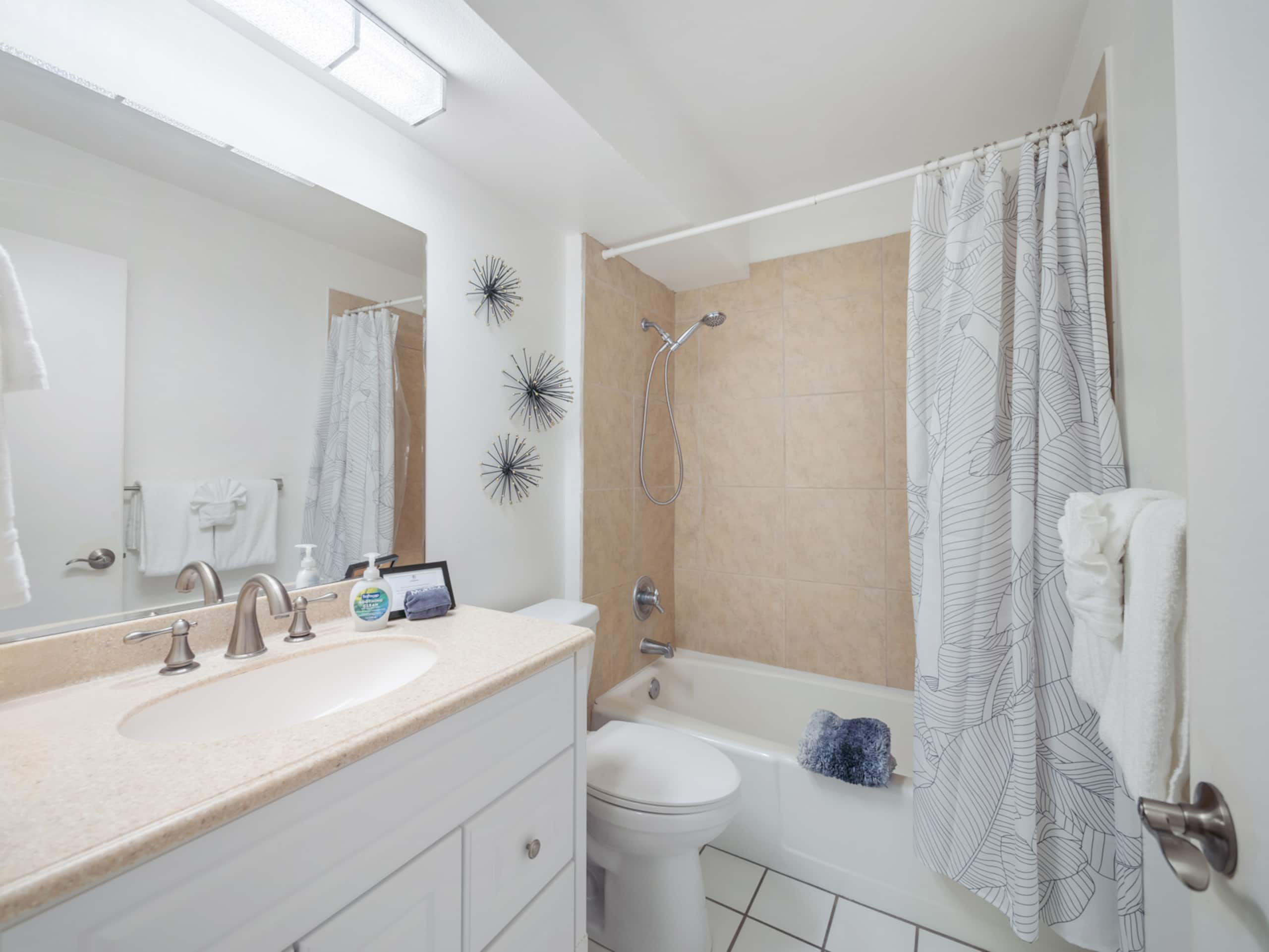 Studio with Full Kitchen at Ilikai Marina - Image 8