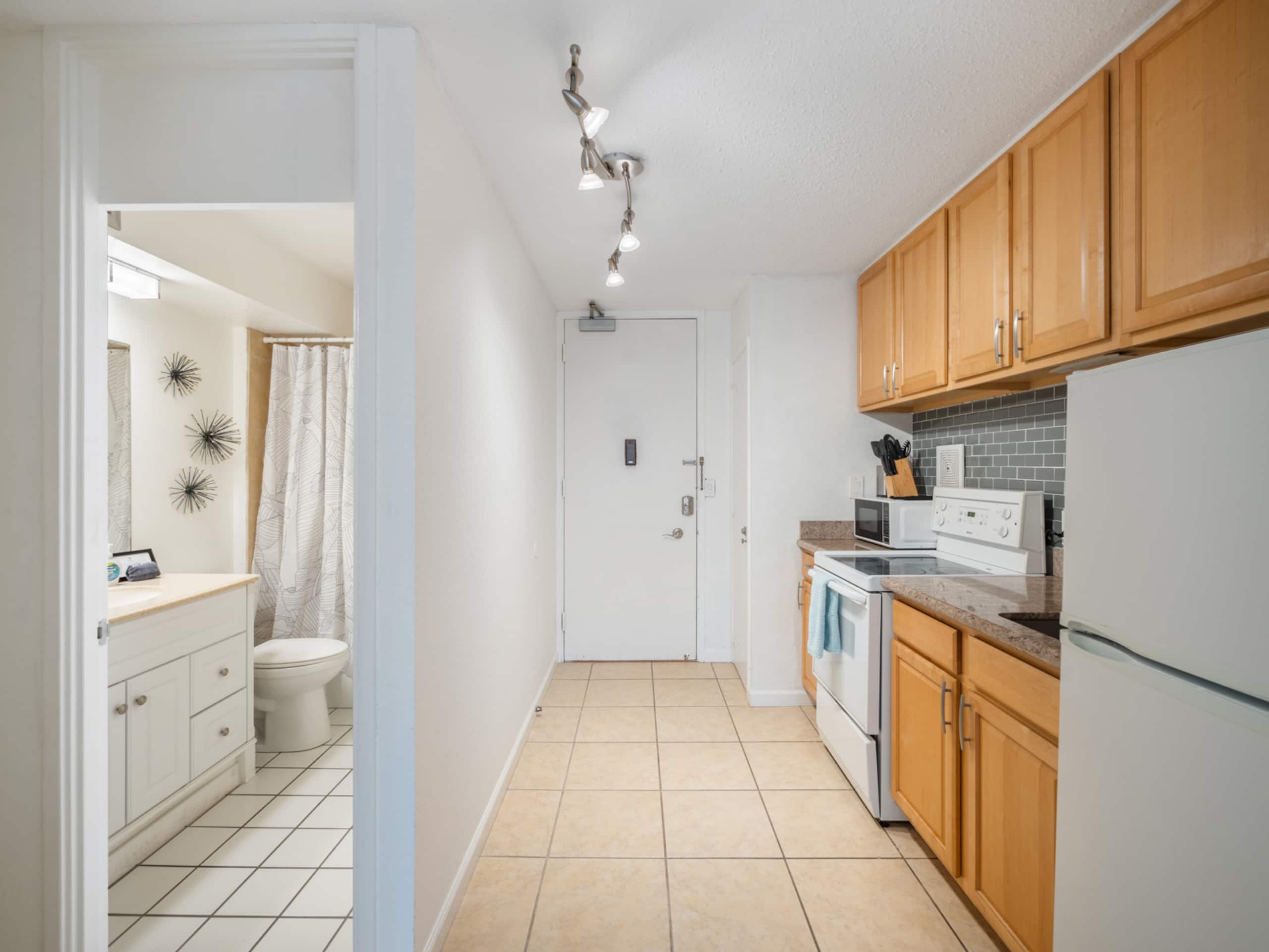 Studio with Full Kitchen at Ilikai Marina - Image 3