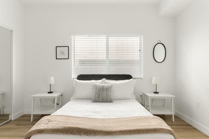 Plongez dans le confort et le luxe avec notre lit queen size.