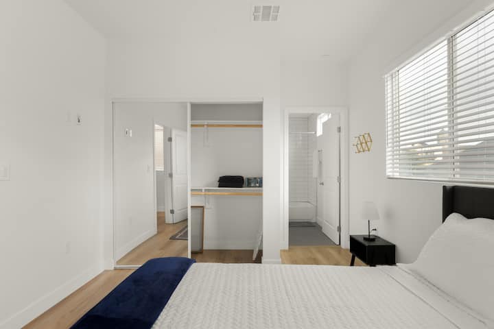 Découvrez la vie de luxe dans notre chambre spacieuse avec un placard tentaculaire et une salle de bain attenante.