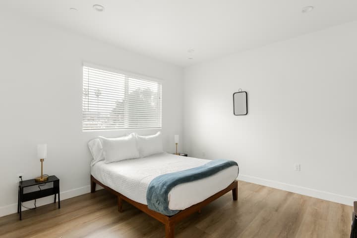 Découvrez le luxe et le confort dans notre lit queen size.