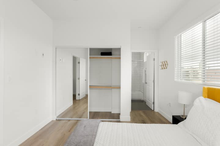 Notre chambre dispose d'un placard pour le rangement, de grandes fenêtres pour l'éclairage naturel et d'une salle de bain attenante.