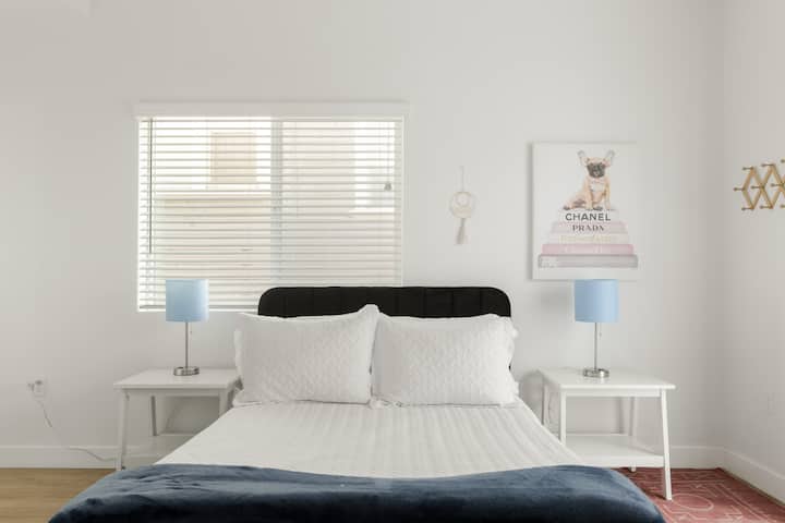 Profitez du confort et du style avec notre lit queen size.