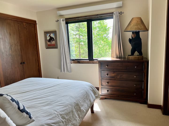 Спална соба со брачен кревет 