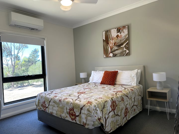 Spálňa 2 s manželskou posteľou Queen, klimatizáciou, stropným ventilátorom, šatníkom, žalúziami a rozsiahlymi výhľadmi naplnenými svetlom. 