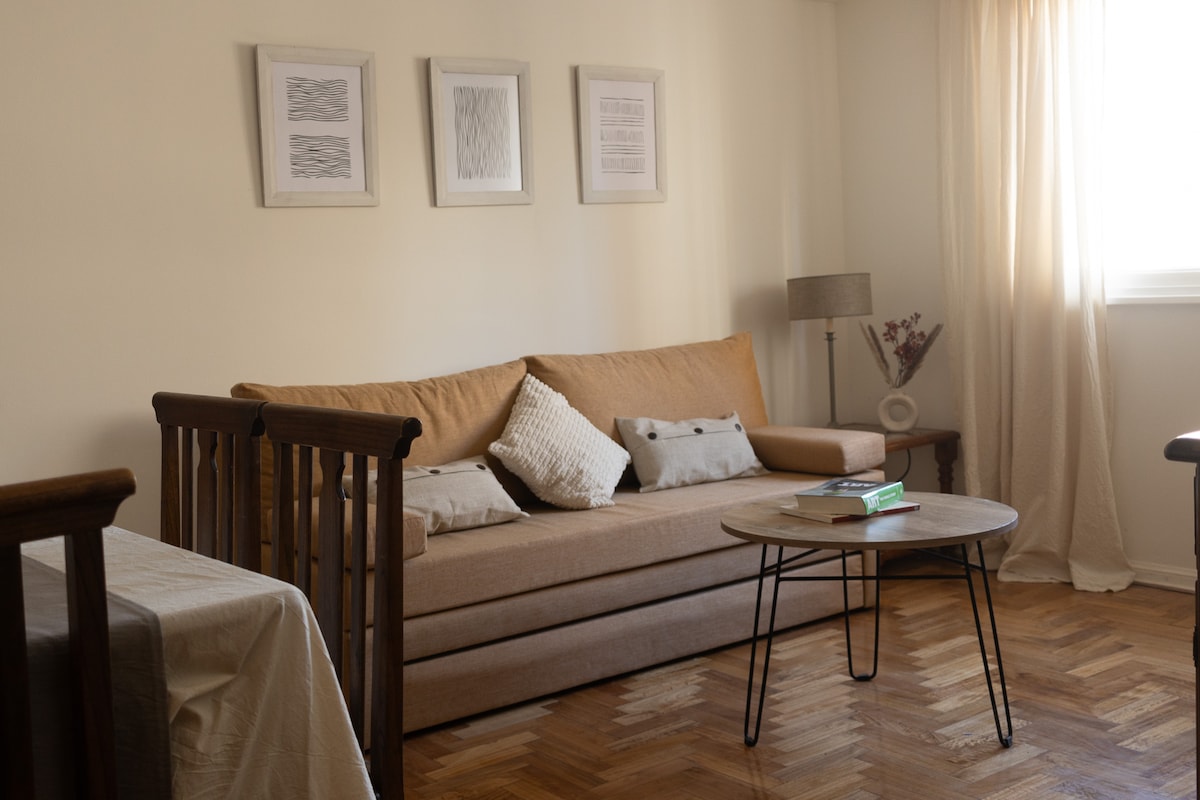 Living-comedor luminoso. El sofá se convierte en dos camas individuales, una de 1,90 de largo y otra de 1,75.