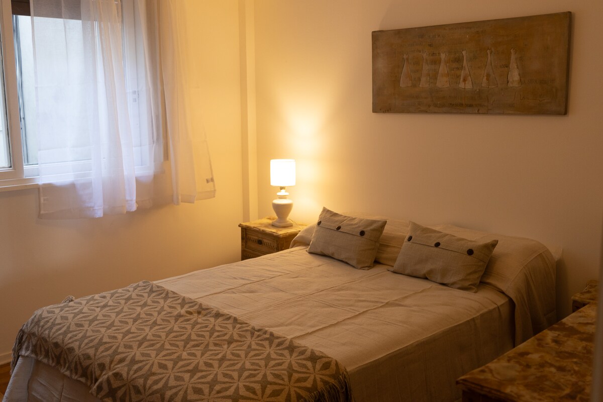 Dormitorio con persiana para oscurecer totalmente la habitación.