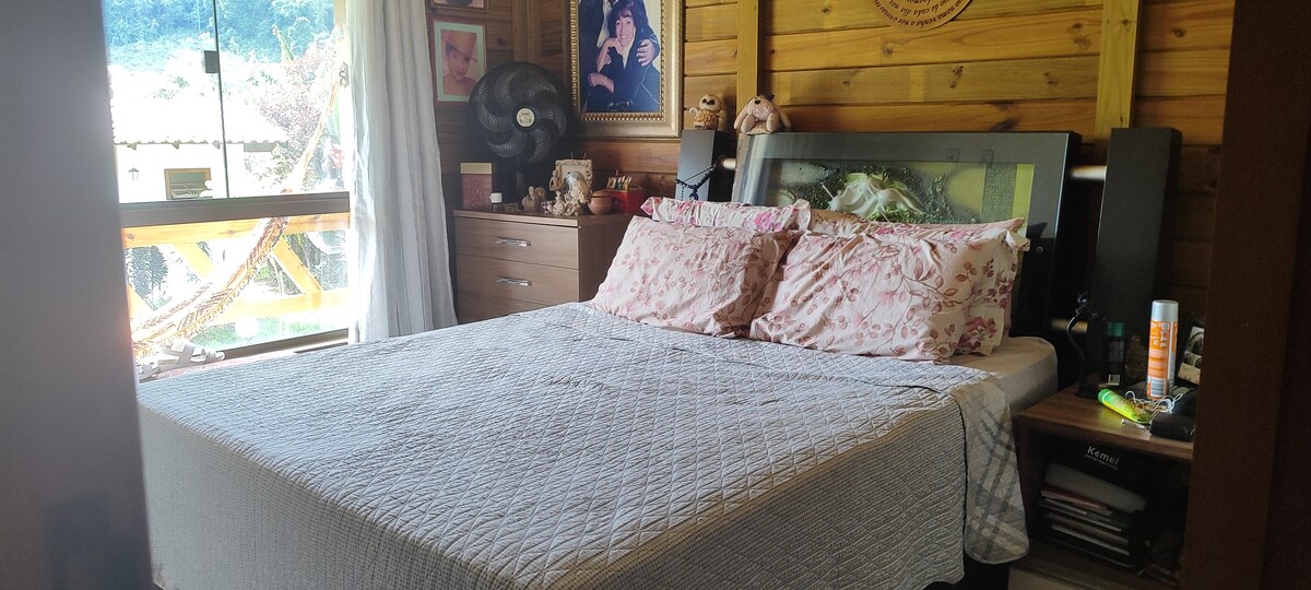 Chumba chenye kitanda cha watu wawili.