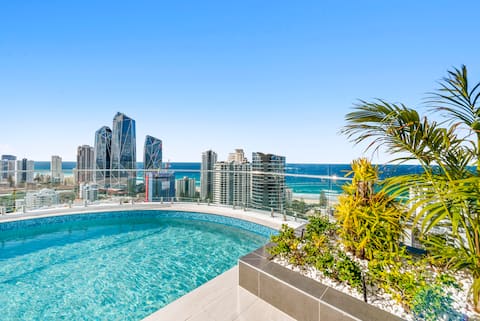 Broadbeach Luxury: Views & Steps to Beach