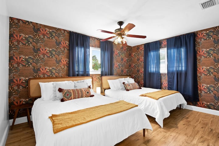 Მე-3 საძინებელი ფართო და სტუმართმოყვარეა, სადაც ოჯახის წევრებისა თუ მეგობრების კომფორტული განთავსება ორი ორადგილიანი საწოლია.