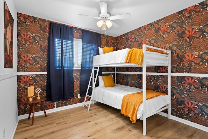 Მე-4 საძინებელი იდეალურია ბავშვებისთვის ან დამატებითი სტუმრებისთვის, სადაც არის სახალისო და საცხოვრებლის დაზოგვის ერთი ზომის ორსართულიანი საწოლი.