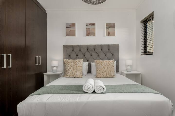 Modern 3-Bed Home | Canal Views & Parking gallery image 4