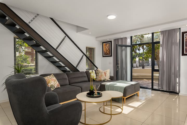 Modern 3-Bed Home | Canal Views & Parking