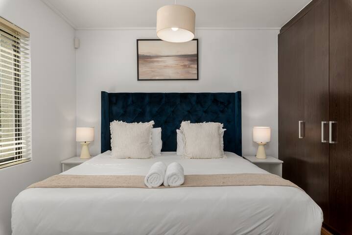 Modern 3-Bed Home | Canal Views & Parking gallery image 3