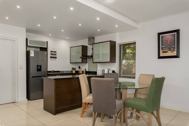 Modern 3-Bed Home | Canal Views & Parking gallery image 2