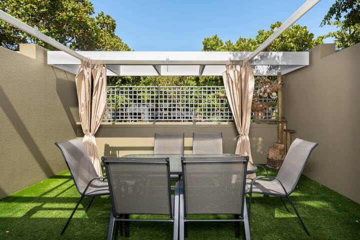 Modern 3-Bed Home | Canal Views & Parking gallery image 5