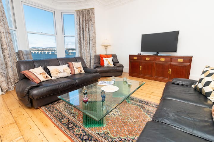 Charming 2-bedroom Upper Apartment, River Views - Dundee