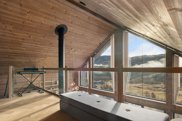 Sala de estar loft con TV propia, sofá colchón que se puede utilizar para espacio adicional para dormir y fantásticas vistas panorámicas