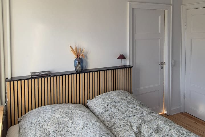 ಆರಾಮದಾಯಕವಾದ 180x200 ಸೆಂ .ಮೀ ಹಾಸಿಗೆ.