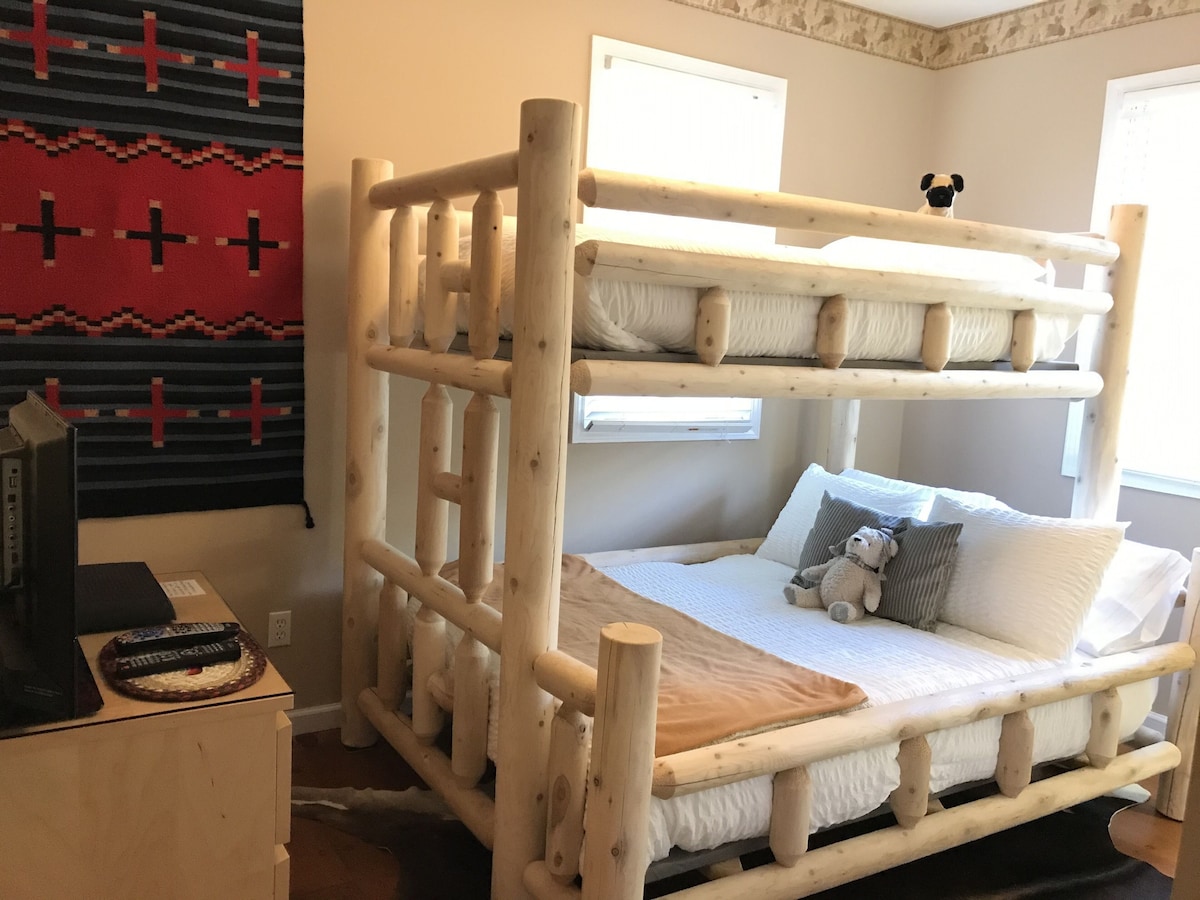 Kreveti na kat: bračni krevet (širine 150-179 cm) na dnu i XL twin na vrhu. S malim televizorom možete igrati samo videoigre i DVD-ove.