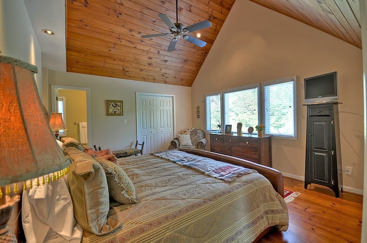 ห้องนอนใหญ่พร้อมทีวีดาวเทียม/ช่องพรีเมียม วิวแม่น้ำนอกหน้าต่าง