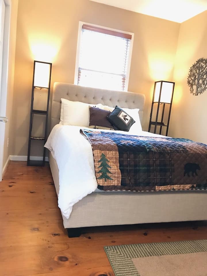 ห้องนอนชั้นล่าง - เตียงควีนไซส์ 