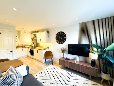 Top performing Airbnb: Stylish apartment 2 min to town centre and harbour in New Forest