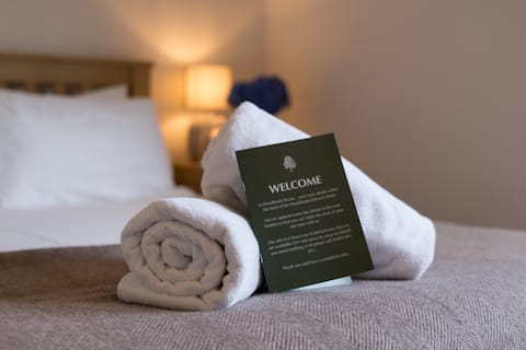 Woodlands House 'Snowdrop' with Hot Tub
