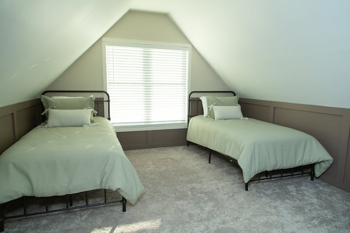 Ეს არის ბონუს ოთახი, რომელიც მდებარეობს ზემოთ, ცალკე აბაზანა-ტუალეტით.
1 გასაბერი ლეიბი Queen 