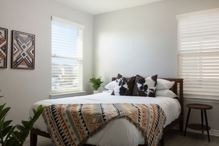 Chumba cha kulala cha ziada chenye televisheni. Kitanda cha ukubwa wa kifalme