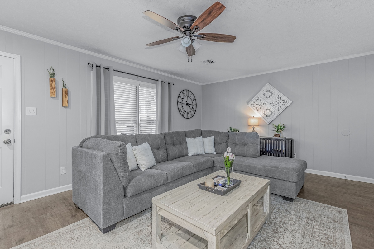 Top performing Airbnb: Smart TVs | 1GB Wi-Fi | Grill | CornHole | Space in Montgomery