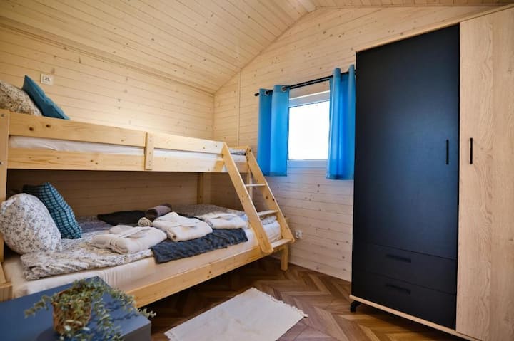 Ексклузивно 10 VIP ДЖАКУЗИ (35 m²) за 5+1 души, със спалня, всекидневна с пристройка, баня и тераса с изглед към Енерджиландия. Барбекю, шезлонги и самостоятелна хидромасажна вана (по желание). Удобно, модерно и перфектно място за семейна почивка!

