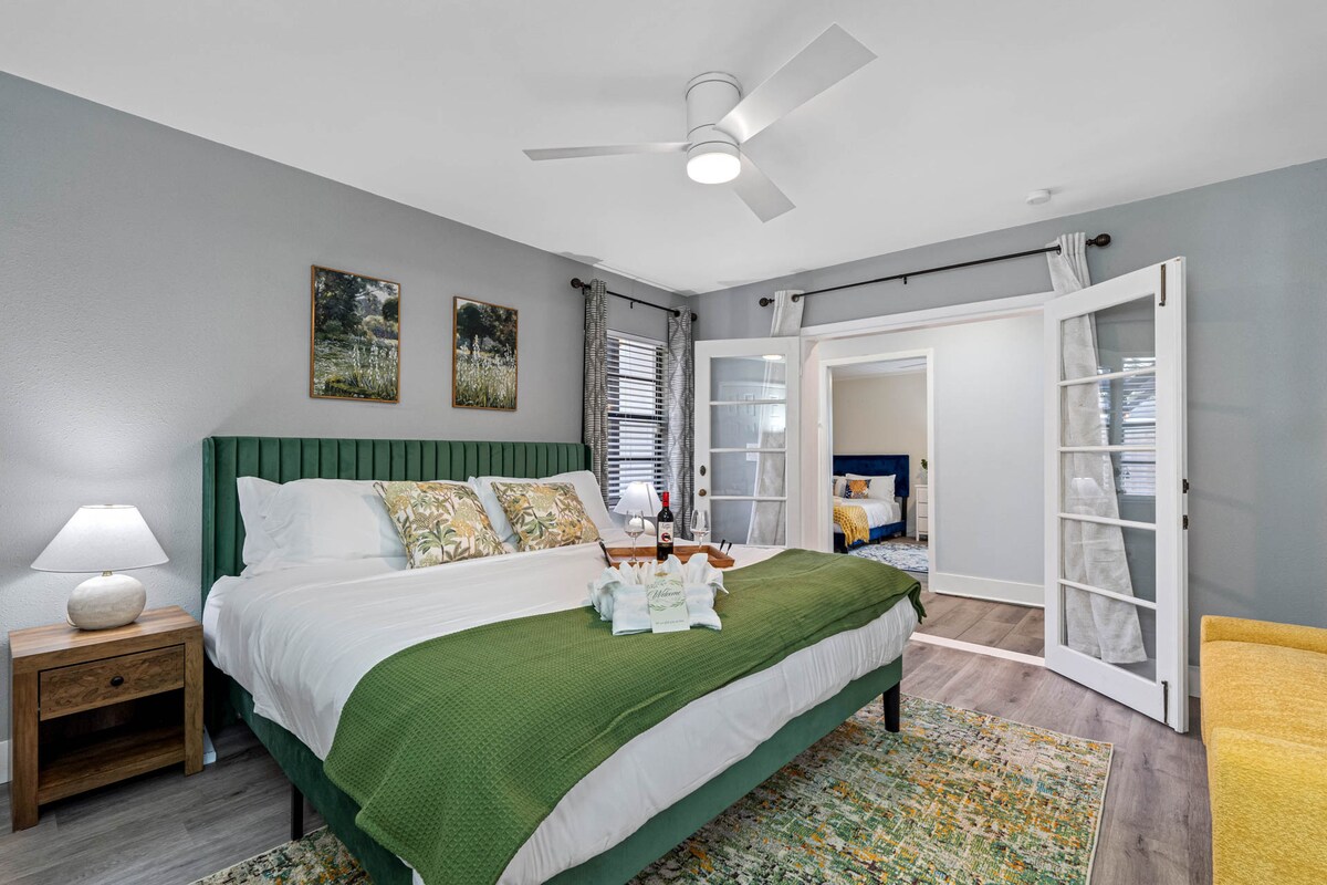 להירגע בסטייל בחדר השינה הראשי שלנו, עם מיטת קינג סייז מפוארת ומאוורר תקרה מרגיע לנוחות אולטימטיבית.