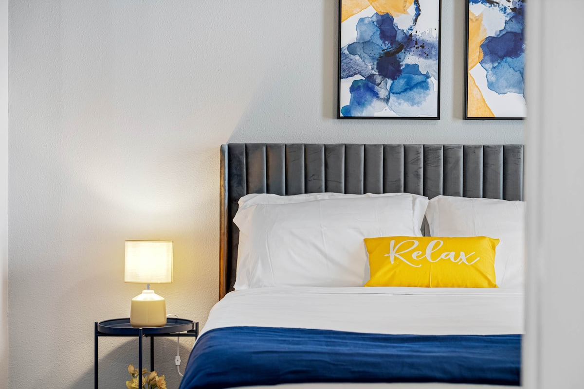 הוסיפו מגע של נוחות לחדר שינה 4 עם שידת לילה נוחה, מושלמת לשמירה על הפריטים החיוניים שלכם בהישג יד.