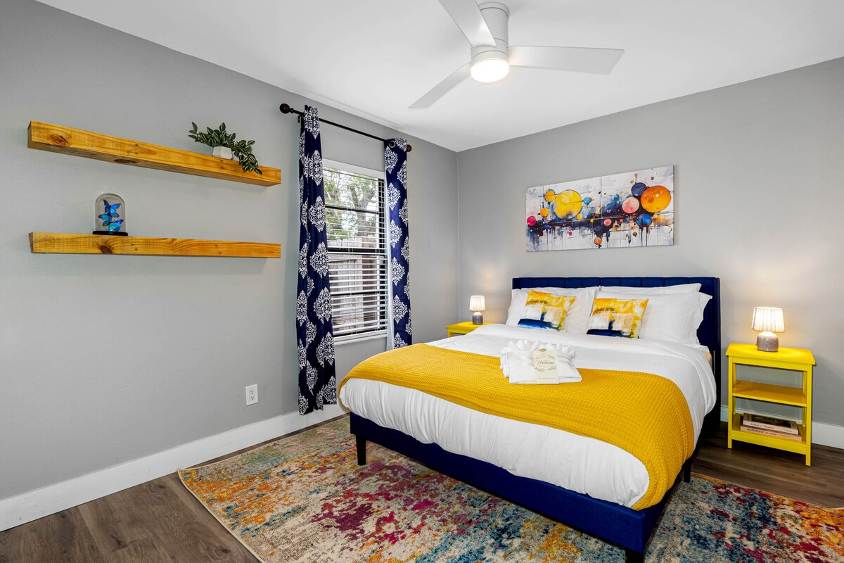 חדר שינה 2 מציע מיטת קווין סייז נוחה, מושלמת למנוחת לילה שלווה במרחב מסביר פנים.