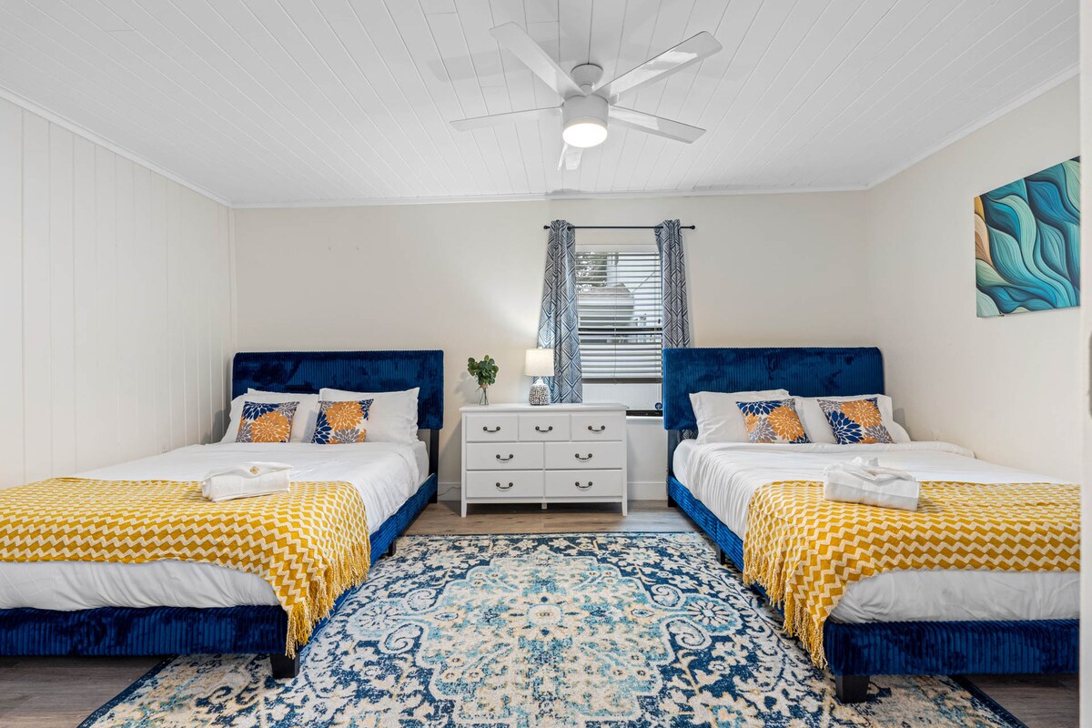 חדר שינה 3 מצויד בשתי מיטות קווין סייז, ומספק שפע של נוחות ומרחב לשהייה רגועה.