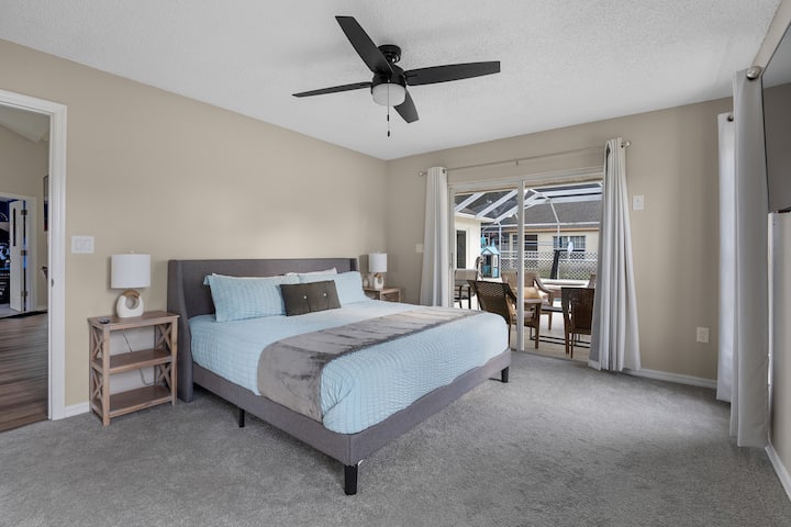 Útulný hlavný apartmán s manželskou posteľou King a pokojnou béžovou výzdobou pre pokojné útočisko.